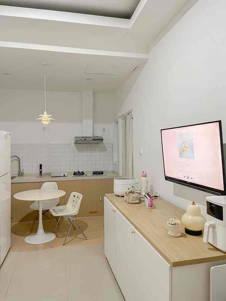 Ini konsep open space di rumahku, dari sofa langsung nyambung aja area makan & dapur buat masak. 

Keunggulannya: kalau masak jadi terasa lebih dekat dg anak-anak . Rumah juga kelihatan lebih luas

Minusnya: kalau ada berantakan, terkesan semuanya berantakan. Jadi PR nya harus menjaga tetap rapi, kalau masak bisa kena bau semua. Tapi jika pakai cookerhood jadi bisa meminimalisir bau.


#rumahopenspace #rumahtanpasekat #rumahlega #kitchenlowbudget #kitchensetminimalis #catjotun #cat #kitchenpvc #penutupkolongwpc 