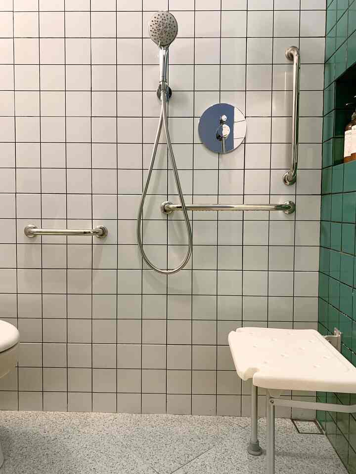 Punya orang tua sepuh atau anak/anggota keluarga difabel? Kamar mandi kecil bukan halangan untuk jadi aksesibel. Dengan luas kurang dari 2m², di kamr mandi dpockethouse kuncinya ada di desain yang efisien dan ruang tanpa sekat untuk ruang gerak yang fleksibel. Eits, ga perlu renovasi total kok untuk mulai menyediakan ruang yang inklusif. Kamu bisa mulai dari:
• Pasang grip bar sebagai tempat berpegangan
• Pilih shower bench lipat untuk hemat ruang
• Pastikan lantai anti-slip
• Pencahayaan cukup

Yuk, mulai dari lakukan perubahan kecil, yang semoga berdampak besar. Aksesibilitas bisa dimulai dari rumah sendiri ☺️

#keramik #kamarmandi #toiletmungil #granittiles #showertanam #tanamanartificial #bench #stoollipat #RuanganTerbatas #RumahCompact #RumahMungil
