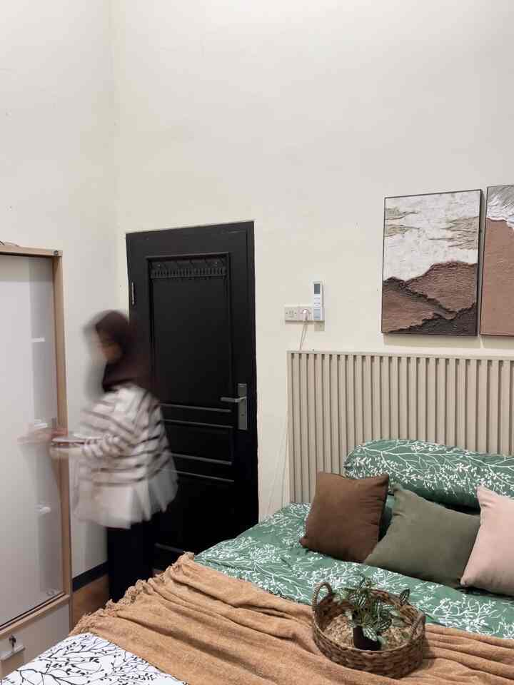 Trik Simple untuk menata Kamar kamu yang compact!

1. Gunakan Lemari Sliding door
Jarak antara lemari dan tempat tidur kami sangat pendek, sehingga supaya tidak memakan banyak space ketika pintu lemari di buka, kami menggunakan lemari pakaian dengan pintu sliding. 

2. Gunakan Dipan Storage
Ruang tidur yg compact juga tidak memiliki banyak space untuk penyimpanan sehingga kami menggunakan dipan storage untuk menambah space penyimpanan

3. Gunakan Meja Gantung
Kami menggunakan meja gantung mini dan cermin tempel dinding untuk memanfaatkan sisa space samping lemari sebagai tempat make up

4. Untuk luas kamar 3x3 meter ukuran kasur yang cocok adalah Queen Size (160x200) atau juga bisa tempat tidur susun lebih menghemat tempat. Karena kamar kami ini merupakan kamar utama, bukan kamar anak jadi kami menggunakan kasur ukuran 160x200.

#RuanganTerbatas #RumahCompact #RumahMungil #ThrowBlanket #BantalAesthetic #NampanRotan #CatJotun #CerminBulat #MejaGantung #LemariSliding #DipanStorage #JotunRusticBrown