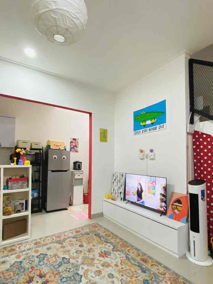 Hola bertemu kembali dengan nara hous 🙌🏻🥰🔴

Mari kita liat ruang favorit dinara hous

Living room yang menyatu dengan dapur, awalnya ada dinding yang membatasi ke dua ruang ini, tapi kami minta untuk dihilangkan

voila!jadilah ruangan open space dengan banyak aksen warna untuk membuat rumah terasa lebih menyenangkan 😍😍

untuk mensiasati ruangan kecil kami sangat memilah sekali furnitur,yang fungsional dan tidak memakan tempat,terkadang ruang kecil perlu kreativitas dengan menambah aksen cat merah diperbatasan ruang kami 🥰🙌🏻🔴

#narahous #RumahOpenSpace #livingroomcolorfull #MakeOverlivingroom #Styling #ruangImpian #ruangterbatas
#bauhaus  #Warnacatrumah #RumahTanpaSekat #RumahLega #WallpaperEstetik