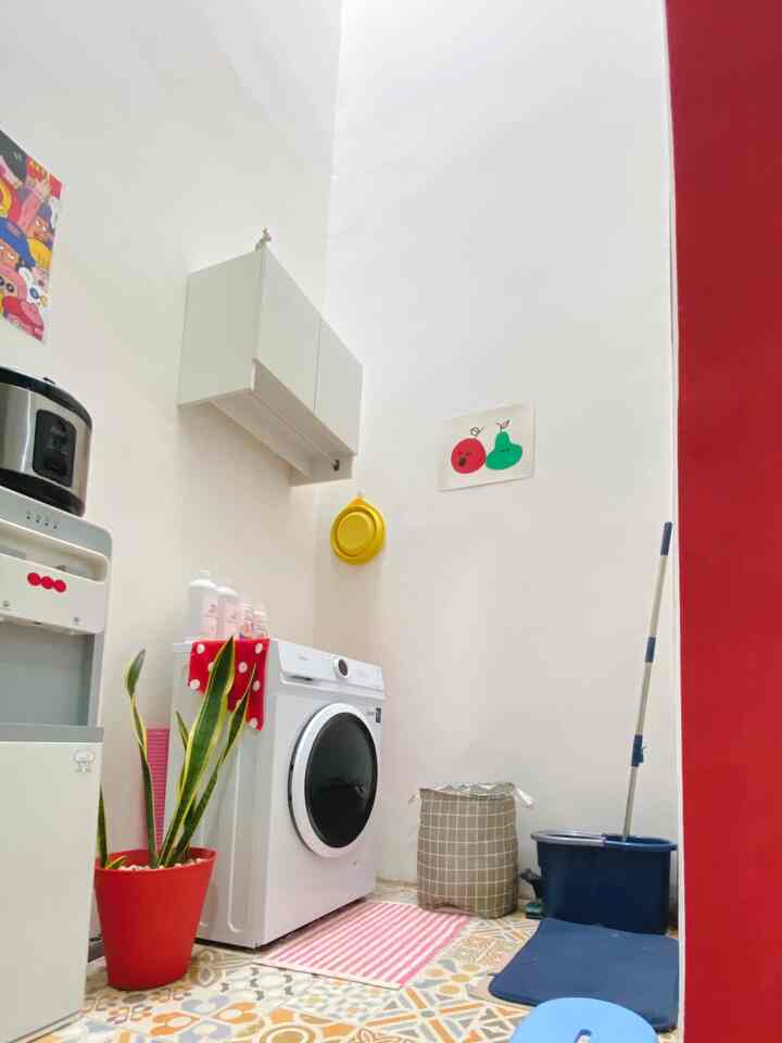 Ohayo!!! 🌝

mari kita lihat laundry room nara hous

Laundry room dengan ruang sangat terbatas

pemilihan barang serta furnitur menjadi hal yang penting, jangan lupa di beri aksen untuk memberi kesan fun!!🙌🏻🙆🏻‍♀️

Jadi Bagiamana tetangga online memanfaatkan ruang kecil dirumah ?!👀

#narahous #Laundryroom
#Laundryroomcolorfull 
#MakeOverLaundryroom
 #Styling #ruangImpian #ruangterbatas
#bauhaus  #WallpaperDinding