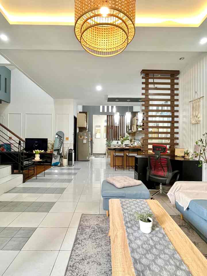 Apa sih kelebihan Rumah Konsep Open Space?

Nggak perlu sekat buat bikin suasana hangat. Open space vibes: cozy, airy, and effortlessly stylish. Tempat kerja, ngobrol, ngopi… semua nyatu di satu flow yang nyaman banget.

Satu ruang buat semuanya—kerja bisa, santai bisa, ngemil apalagi. Open space bikin rumah terasa lega dan nggak sumpek. Cocok buat yang suka kumpul tapi tetap produktif! 

Kenapa suka konsep ini?karena dimanapun kita berada kita bisa terkoneksi dengan keluarga yang lain, masak bisa sambil ngobrol dengan anak-anak di ruang keluarga. Masih bisa mengawasi mereka dengan mudah tanpa terhalang dinding.

✨Berikut kelebihan konsep open space dalam desain interior rumah:
- Terasa Lebih Luas
- Pencahayaan Maksimal
- Sirkulasi Udara Lebih Baik
- Fleksibilitas Penggunaan Ruang
- Kebersamaan Keluarga Lebih Terjaga
- Desain Estetik dan Modern
- Mudah Ditata Ulang

#KarpetAntiSlip 
#StandingMirror
#kursikerja
#WallBatten
#WallMoulding
#RuanganTerbatas
#RumahCompact
#RumahMungil
