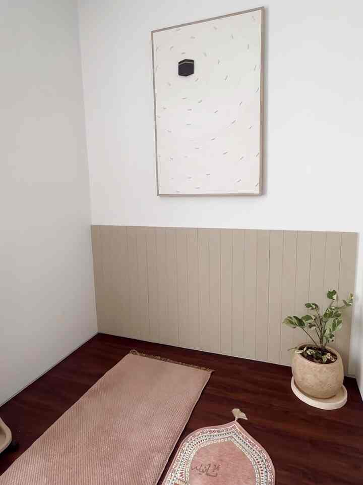 Sudut kecil dirumah kami, kami gunakan untuk menjadi tempat kami mengadu dan berdoa kepada Yang Kuasa. Alhamdulillah cita cita punya musholla dirumah akhirnya kesampean dari hasil DIY kami menggunakan wall batten dari Payu Living dan kami cat pakai Dulux! 

Punyaku tipe Ballin 02 harganya 30k/meter yang mau samaan aku pake kode PAYUCR buat dapetin potongan harga sampai 20%. Submit ke via WA @payuliving.id yaa

#inspirasimusholla #musholla #diymusholla #rumahcompact #rumahterbatas #rumahmungil