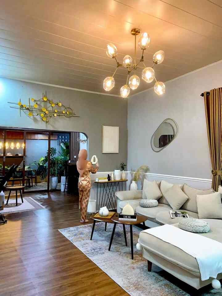 WARM LIVING ROOM
Menambahkan sofa L boxer yang besar (custom) adalah impianku untuk dihadirkan di living room dengan tone yang soft (light grey) dan tentunya dengan bahan yang lembut. Paduan warna dinding dengan 2 color tones memberi kesan tegas namun hangat ditambah dengan vinyl lantai yang kontras serta dekorasi yang aesthetic. Karena aku suka pencahayaan yang hangat maka hampir keseluruhan ruangan ini menampilkan lampu yang hangat (warm white). Living room ini di design dengan konsep open space walaupun sebenarnya masih ada sedikit pembatas ke area kitchen and dining. Setiap pojokan ruangan ini ditambahkan pencahayaan dengan cool day light , so..untuk moment tertentu dapat dinyalakan sesuai kebutuhan. Ketika di siang hari yang paling aku suka adalah udara yang bebas masuk dari area kitchen and dining dengan pintu kaca yang dapat dibuka lebar (4 meter) 
Mari berkunjung kerumahku 😉

#livingroom #RumahOpenSpace #RumahLega #lampuaesthetic #sofaLboxerjumbo #dekorasiruangtamu #RumahTanpaSekat #modernlivingroom #roomstyling #homestyling #decorativeitems #plafonpvc #lampugantung #hiasandinding #karpetruangtamu #coffeetable #catdinding #Cat #vinyllantai #bukudekorasi #dummybook #majalahdecor #bantalsofasummerretro #tempatsampah #diningroom #driedflower #cushioncover