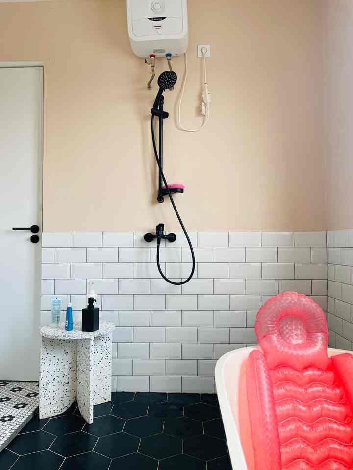 My bathroom, my heaven. 🛁
Using 3 types of tiles and 2 types of shower: you can use a bathtub when you want to laze around or just a shower set. HONESTLY, I kind of regret choosing black sanitary, because it stains easily. You have to apply baby oil once a week… black ceramics are also not recommended by Samsek for clean freaks, it will be very annoying! Water spots, dust or other dirt will be very visible. 😭

Anyone else experience this too?

#RumahSeupil #Sanitary #KamarMandi #KeramikLantai #Wastafel #Bathub #Shower #KeranjangLaundry #CatTembok