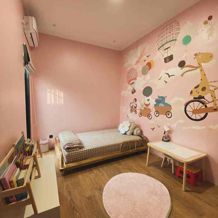 Less is more! Kamar anak dengan desain minimalis agar si kecil punya lebih banyak ruang untuk tumbuh, bermain, dan bereksplorasi ❤️

#MejaBelajarAnak #KarpetBulat #SpreiAnak #BantalBunga #RumahCompact #RumahTerbatas #RumahMungil