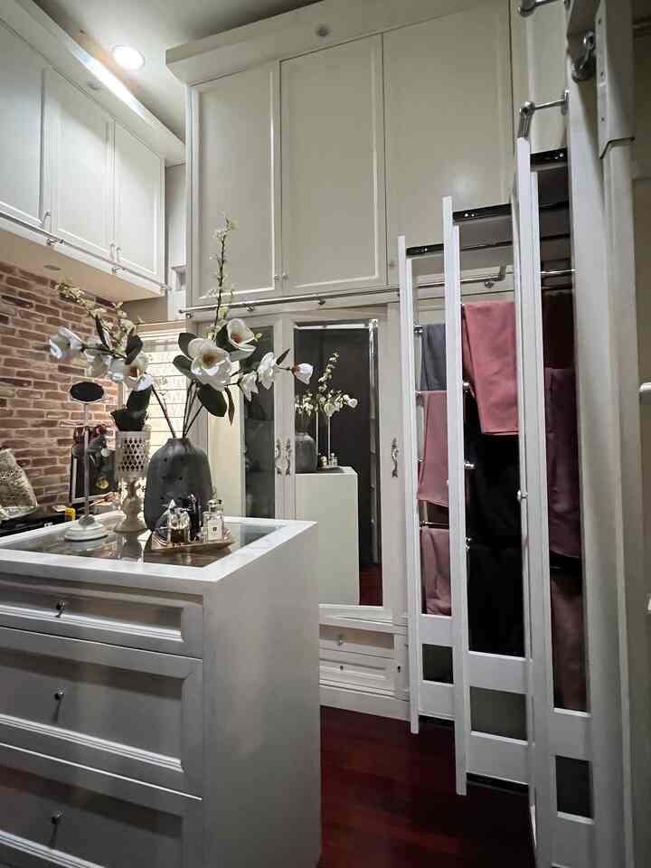 𝙒𝒂𝙡𝒌-𝒊𝙣 𝘾𝒍𝙤𝒔𝙚𝒕
Salah satu 𝒘𝙞𝒔𝙝 𝙡𝒊𝙨𝒕 saat renovasi #rumahlimut adalah satu 𝒅𝙚𝒅𝙞𝒄𝙖𝒕𝙚𝒅 ruangan untuk 
𝙬𝒂𝙡𝒌-𝒊𝙣 𝙘𝒍𝙤𝒔𝙚𝒕  👗👔
Ruangan ini dapat diakses dari kamar tidur & kamar mandi utama. 
Kabinet sengaja dibuat full sampai ke plafon agar lebih banyak ruang penyimpanan.


#lemaribaju
#wardrobe
#walkincloset
#closet
#ruangbaju
#ruangpenyimpanan
#lantaiSPC
#lantaiparket
#hiasandinding
#lilintembok
#catlemari
#handellemari
#tarikanlemari
#vasbungaestetik
#lantaigranit
#lemarikerudung
#kesetestetik
#bantalkursi
#lilinestetik
