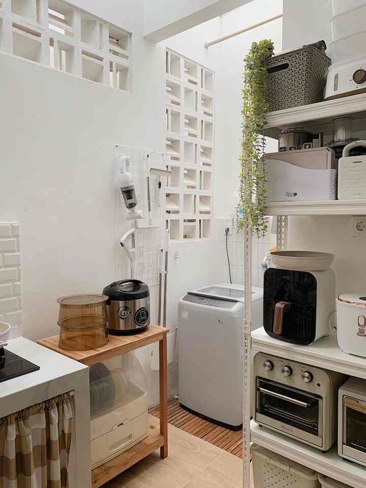 Area laundry room ini cukup mini sekitar 1 meter persegi , letaknya ada di samping dapur, tapi tetap bisa dimanfaatkan untuk area cuci jemur. ✨

#laundryroom #laundryroominimalis #areacucijemur #deckingkayu #roster #catputih #rumahfungsional #rumahmungil #rumahaesthetic #rumahhariini 