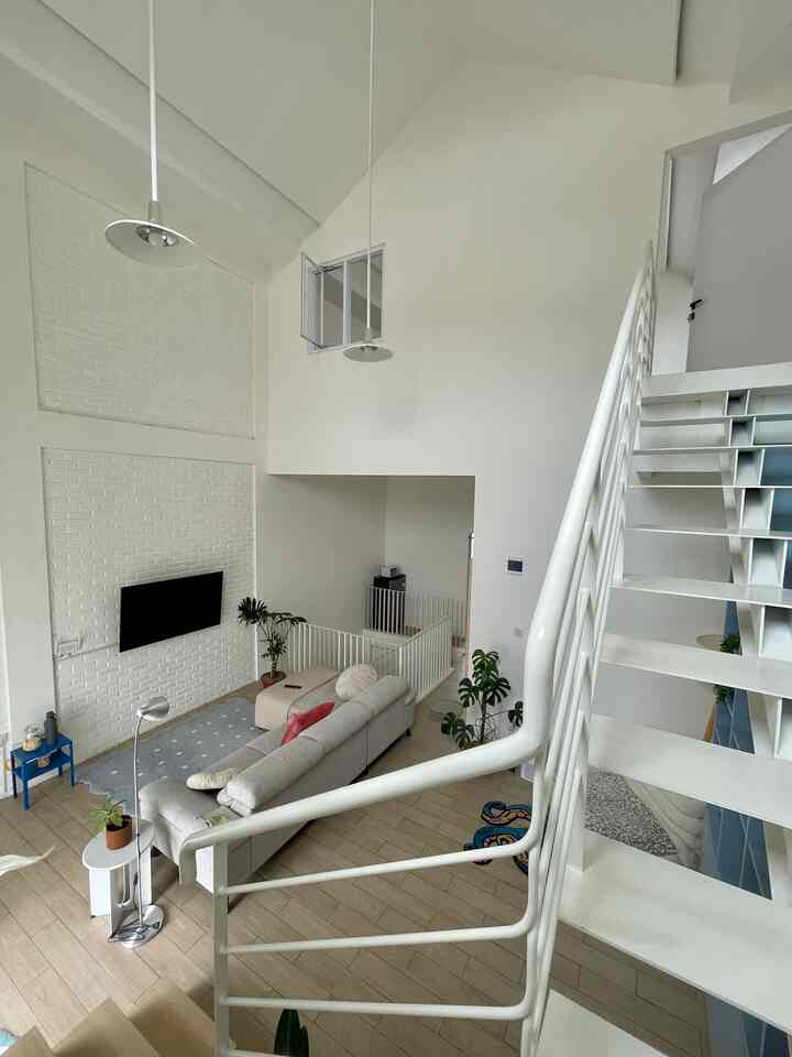 Salah satu cara bikin #RumahLega di lahan yang minim itu bikin #RumahTanpaSekat atau #RumahOpenSpace 🏠 konsep ini banyak dipakai di rumah-rumah Jepang dimana beberapa ruangan dijadikan satu tanpa adanya sekat yang memisahkan. Sama kayak di #RumahSeupil nih, living room terbuka lebar menyatu dengan void yang terhubung ke lantai mezzanine. Ceiling menjadi tinggi, sirkulasi udara pun menjadi lancar. No more pengap ataupun sumuk.

#LantaiGranit #SofaKain #SofaL #CatRumah #RuangTamuMinimalis #RumahMinimalis