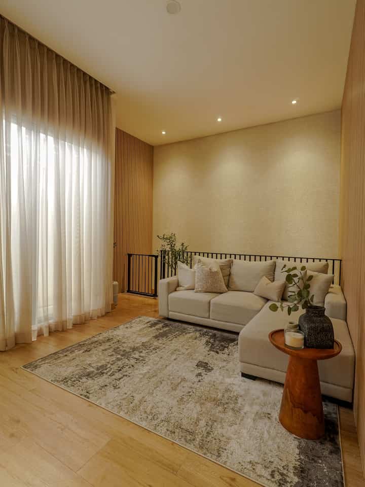 Salah satu spot favorit dirumah kita adalah living room. Ngobrol, nonton, main sama anak anak. Sebelumnya ruangan ini kecil banget, lalu kami perluas dengan cut balkon kecil di belakang rumah dan mengaplikasikan jendela besar di sisi samping.

#Wallpanel #LantaiSPC #CatDinding #SofaLetterL #RuanganTerbatas #RumahCompact #RumahMungil
