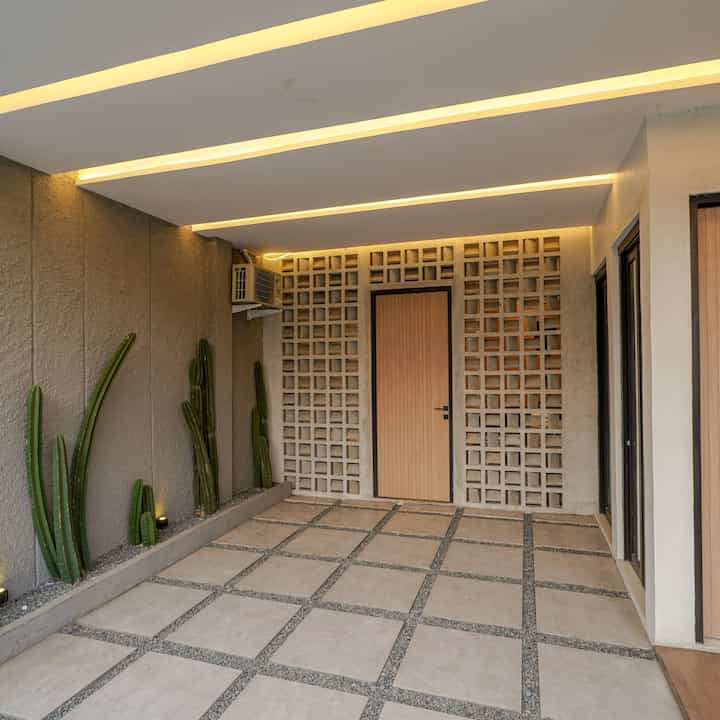 Sudut garasi dari sore ke malam. Tetangga taugaksi tadinya aku gambar disini ada taman kecil di bagian kiri dan space kolam kecil di bagian kanan  biar ada suara air jadi adem gt tp ternyata spacenya ga cukup jd aku lebih memilih taman ya krn vegetasi di bangunan itu bener bener bikin hidup. Nah krn space disini gak terlalu besar, aku design atap plafond dengan lampu LED seperti ini. Asik ya jd keliatan luas 🫶🏻

#Granit #LampuLED #Roaster #WarnaCat #TamanKecil #Garasi #IdeGarasi 