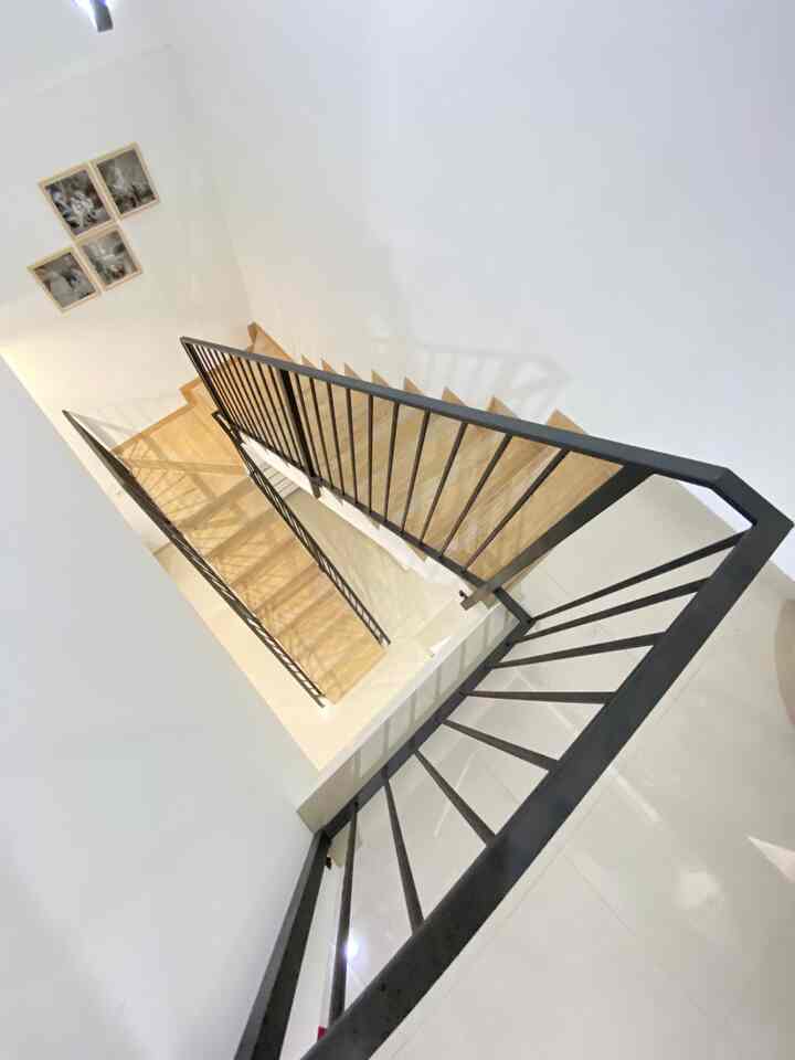 Tangga Biasa, Tapi Harus Tetap Estetik

Buat aku, area tangga tuh sering terlupakan. Padahal tiap hari dilewatin! Jadi aku sengaja jaga tetap rapi dan bersih, plus kasih sentuhan dekoratif kayak foto hitam putih dan tanaman gantung di pojok buat bikin suasana lebih hidup.

Dan pas sampai atas, langsung disambut lorong dengan tembok roaster yang jadi highlight! Selain cantik, tembok roaster ini juga bantu sirkulasi udara di lantai atas, jadi gak sumpek. Cahaya juga bisa masuk lebih bebas, bikin lorong ini jadi area transisi yang adem dan terang.

#JapandiStyle #HomeDetails #RumahEstetik #AreaTangga #LorongRumah #InteriorRumahku #DekorasiRumah #TembokRoster 