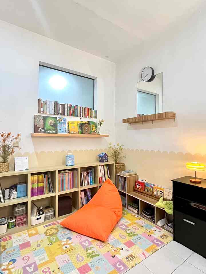 Kids Corner “FUN LEARNING NOOK”

Kids corner di rumah ini mengusung konsep “Fun Learning Nook” dengan pendekatan minimalis edukatif.

FUN LEARNING NOOK
Pojok belajar seru untuk si kecil!
Dirancang dengan penuh cinta, sudut ini menjadi tempat favorit anak untuk membaca, bermain, dan mengeksplorasi dunia. Dengan rak buku yang ramah anak, bean bag yang empuk, karpet edukatif, dan pencahayaan hangat—Fun Learning Nook bukan cuma tempat belajar, tapi juga ruang penuh inspirasi dan imajinasi. Karena belajar itu paling menyenangkan saat dilakukan dengan senyum 😊

#KidsCorner #PlayRoom #CatEasyWash #AmbalanMelayang #LampuHias #RakBuku #BeanBag #KidsCornerIdeas 
