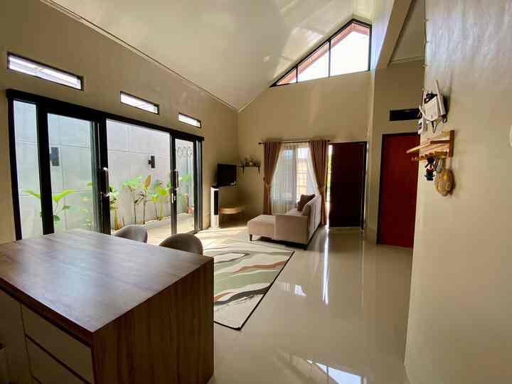 Living room dengan sentuhan natural dan cahaya maksimal. Meski kecil, tetap lapang dan nyaman.

Konsep open space yang kami usung menjadikan living room ini menyatu dengan ruang lainnya. Sentuhan earthy tones masih menjadi warna dominan dikombinasikan dengan plafon tinggi dan jendela segitiga di atas yang memberikan pencahayaan alami.

#livingroom
#plavonpvc
#sofaminimalis 
#tableisland
#slidingdoor
#ruanganterbatas 
#rumahcompact
#rumahmungil

