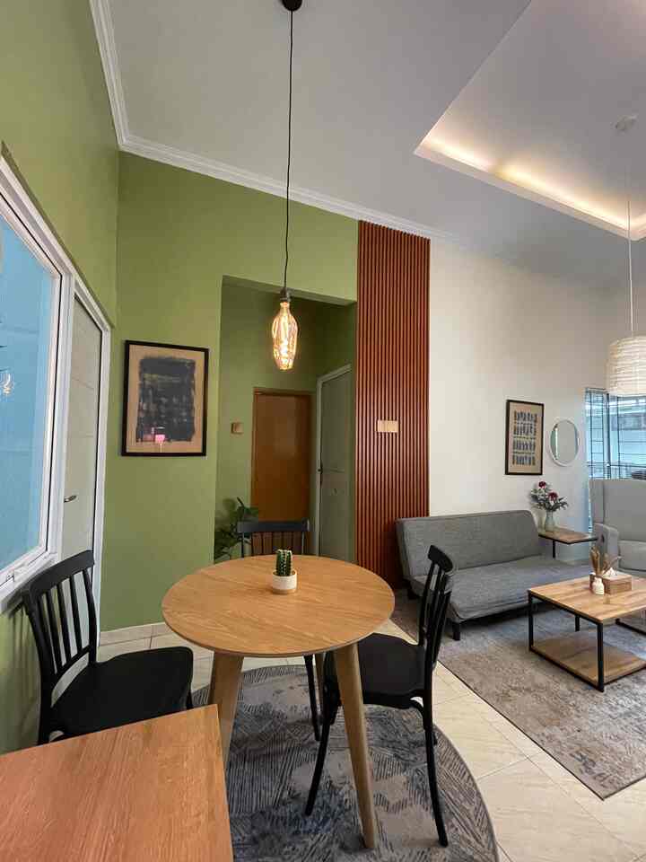 Dulu aku pikir rumah kecil berarti harus rela punya ruangan yang serba terbatas. Tapi ternyata, dengan sedikit kreativitas dan mindset “less is more,” ruang mungil ini bisa jadi terasa luas dan nyaman.
Meja makan mungil ini sengaja dipilih bundar supaya nggak makan tempat. Letaknya di antara ruang tamu dan dapur, tanpa sekat, tanpa batas. Tapi tetap terasa rapi karena setiap sudut punya fungsinya sendiri.
Ruang kecil bukan hambatan, tapi peluang buat lebih sadar apa yang benar-benar kita butuhkan.

#MejaBundarKayu
#KursiHitamMinimalis
#LampuGantungEdison
#PanelKayuVertikal
#KarpetAbstrak
#CatDindingHijauOlive
#PlafonDropCeiling
#RakKecilMinimalis
#RumahOpenSpace
#RumahTanpaSekat 
#RumahLega 