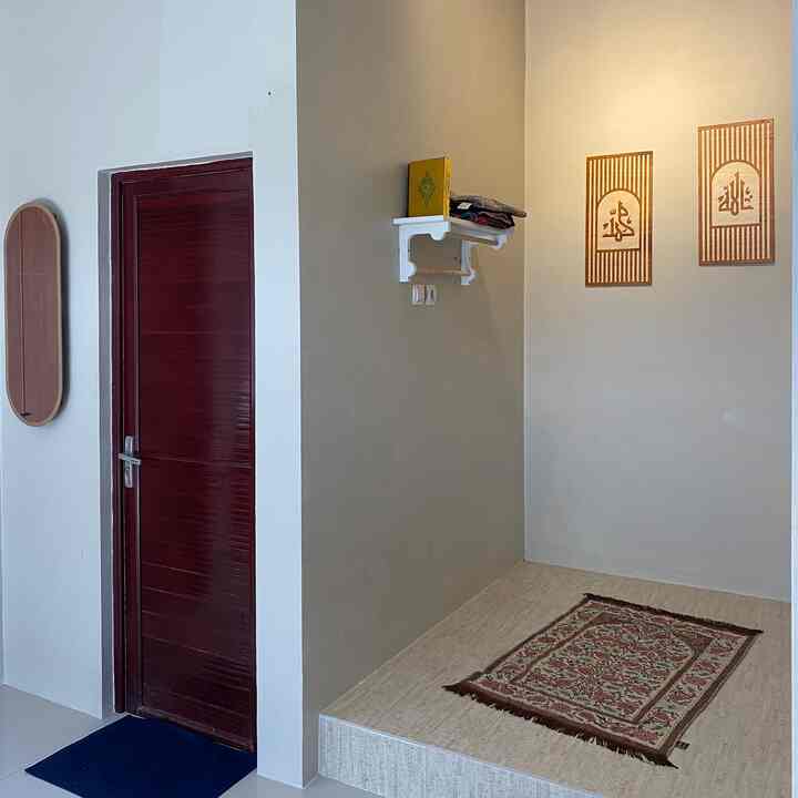 "Buatlah Mihrab di Rumah Walau Sehamparan Sajadah"

Kalimat bermakna dari salah seorang Ustadz yang selalu kami ingat. Berada di sudut rumah yang sedikit elevated, Musholla kecil ini dirancang dengan simpel namun hangat. Dengan penerangan yang lembut dihiasi dua kaligrafi dan rak kecil minimalis, membuat ruangan ini terasa damai dan privat. Sebab bagi kami bukan tentang luasnya ruang, tapi lapangnya hati saat bersujud.

#mushola
#mihrab 
#ruangibadah
#rumahopenspace
#rumahcompact
#rumahmungil
