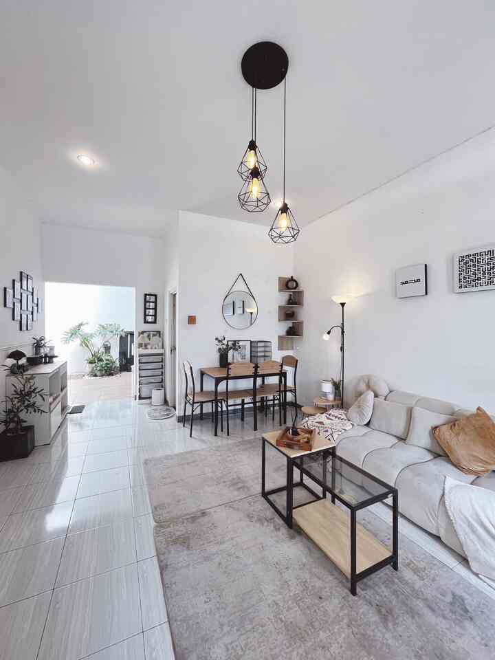 ✨ オープンスペースのリビングルーム 

リビングルームタイプ45ハウス。 
面積は限られていますが、オープンスペースのコンセプトを採用することで最大限に活用できるよう努めています。仕切りがないので部屋が広く見えます。また、似たようなコンセプトや色の家具を選ぶと、部屋全体が統一感をもたせて見えます。 

このリビングルームは、ダイニングエリアとキッチンに続く廊下にもつながっています。開口部が広いので、キッチンの天窓からの光がリビングエリアまで入ります。より明るくなり、より広く見えます。 

インスピレーションを与えていただければ幸いです✨
#ミニマリストソファ #MejaTamuIndustrial #LampuIndustrial #CerminIndustrial #LivingRoomDecoration #livingroom #OpenSpaceLivingRoom #RumahOpenSpace #RumahTanpaSekat #RumahLega