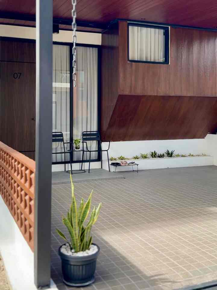 Terrace ✨

Untuk sekadar ngeliatin anak yang lagi main sepeda, atau ngopi sore hari kami tambahkan kursi bermaterial besi dan meja bulat kecil di area teras untuk bersantai.

Kursi material besi gini cocok banget untuk rumah industrial seperti #BruwnHouse ✨

#IndustrialHouse #RumahIndustrial #TerasMinimalis #Roster #KeramikCarport #WarnaCatRumah #Cat #CatEksterior