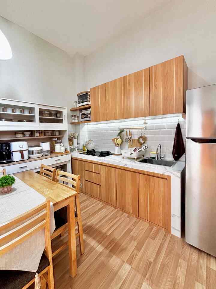 Desain rumah kecil tapi maksimal! 😍
yups! agar terlihat maksimal aku membuat Dapurku menyatu dengan ruang makan, jadi ini akan membuat lebih praktis, hemat tempar dan lebih intim dg keluarga 🥰

#KitchenSet #KitchenSetMinimalis #Backspash #WarnaCatRumah #WallpaperDinding #WallpaperEstetik #Cat #RumahOpenSpace #RumahTanpaSekat
#RumahLega