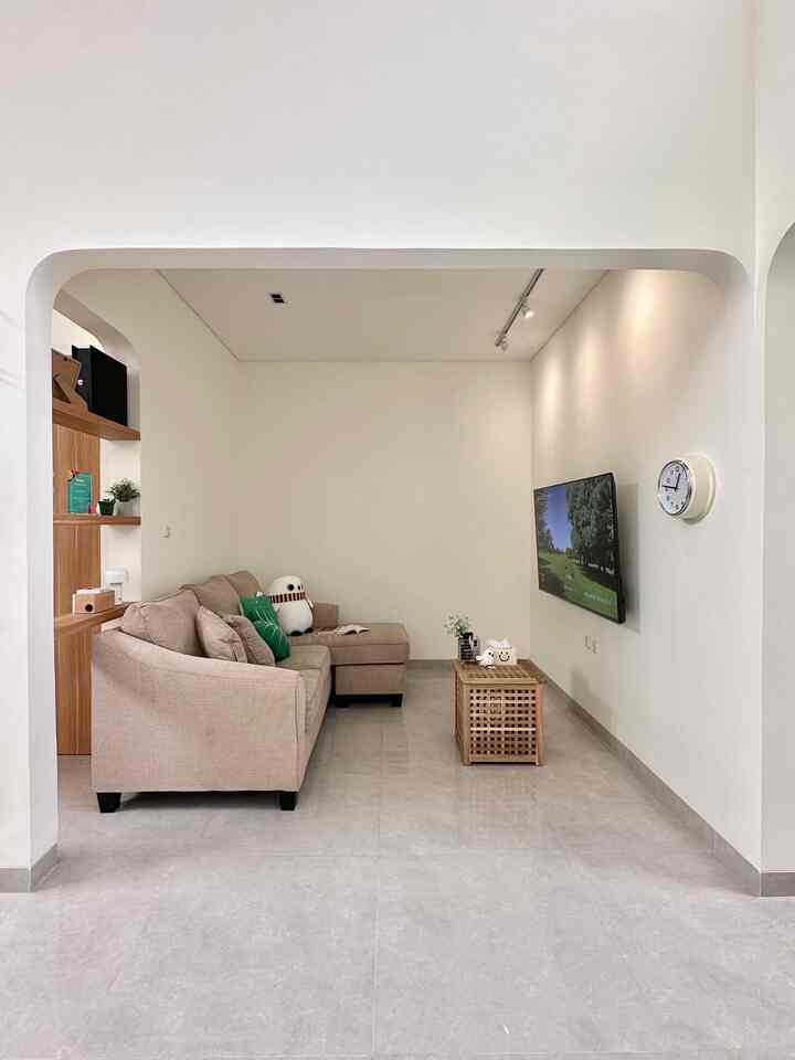 Area pojok TV ini emang terkesan kecil, tapi menurutku pas buat ruang nonton di rumah🩵 I actually prefer a more focused setup with minimal distractions (apalagi nonton drama yang serius atau misteri, harus fokus haha). Kayak di dinding utama cuma ada TV sama jam simple aja, biar enak aja gitu pas lagi nonton, ga ada pemandangan lain yang mengganggu.

Selain itu, cukup banyak yang dipertimbangin buat area TV ini: ukurannya nggak perlu terlalu besar, nggak ada pantulan cahaya pas nonton terutama di siang hari (biar pengalaman nontonnya maksimal!!), dan jarak sofa ke TV juga nggak bisa terlalu jauh soalnya mataku minus🥲🥲. Untuk lampu pake yang nyorot ke dinding untuk ambience yang warm & cozy, dan sofanya aku pilih yang ada bagian buat selonjoran, biar nonton makin nyaman. 

Selebihnya menurutku udah cukup sih, tinggal cari hiasan buat dinding samping yang kosongnya aja biar ga terlalu polos. Mungkin lukisan atau dekorasi simple lainnya. 
*lagi rajin scrolling oHouse, cari-cari inspo dari tetangga online😆

#areaTV #ruangnonton #ruangnontonmungil #ruangtvmungil #cozyroom #sofa3dudukan #lampuambience #mejakayu #jamdinding #catrumah #dalkomspace

