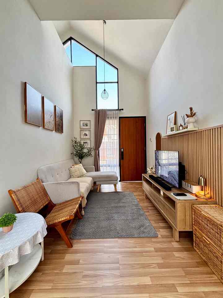 Ketika ruang tamu ini aku design dengan nuansa white and wood, hasilnya timeless dan nyamaan banget 🧸🤎

#LivingRoom #KarpetMinimalis #LantaiParket #RumahMinimalis #RuangTamu #HomeStyling #HomeDesign #Wallpanel 