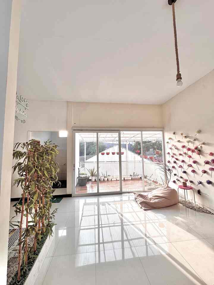 Salah satu ruangan open space di lantai dua,
Disini biasanya aku pakai untuk santai sambil baca buku, ngemil atau sekedar nonton drakor hehe

🪟Jendela full kaca dengan kerangka alumunium 
Lantai masih polosan menggunakan granite berwarna cream.
Bagian tembok sebelah kanan aku berikan sentuhan bunga-bunga yang ditempel, dan untuk kursi kadang menggunakan beanbag, kadang juga kursi rotan.
Ruangan ini sebelahan dengan Musholla, yang berada di sebelah kiri aku kasih pembatas dengan pohon bambi artificial.

.
.
.

#ruangsantai #pohonbambuartificial #walldecor #whitehouse #whitenwood #ruangancantik #flowersroom #RumahOpenSpace
 #RumahTanpaSekat #RumahLega