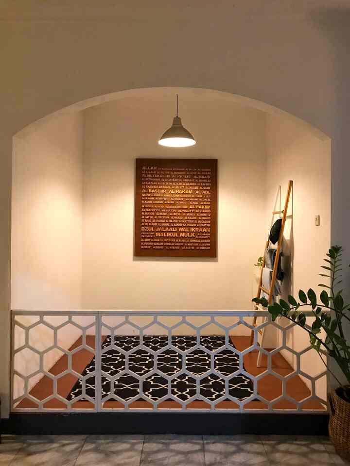 Salah satu ruangan ektra yang wajib ada di rumah tapi sering terlupakan buat dibikin, mushola. Ukurannya ga perlu besar yang penting ada, tinggal kita menyiasatinya supaya nyaman dan tidak terkesan sempit.

#karpetminimalis #prayingroom #mushola #ikea #ikeahome #indoorplants #openspacehouse