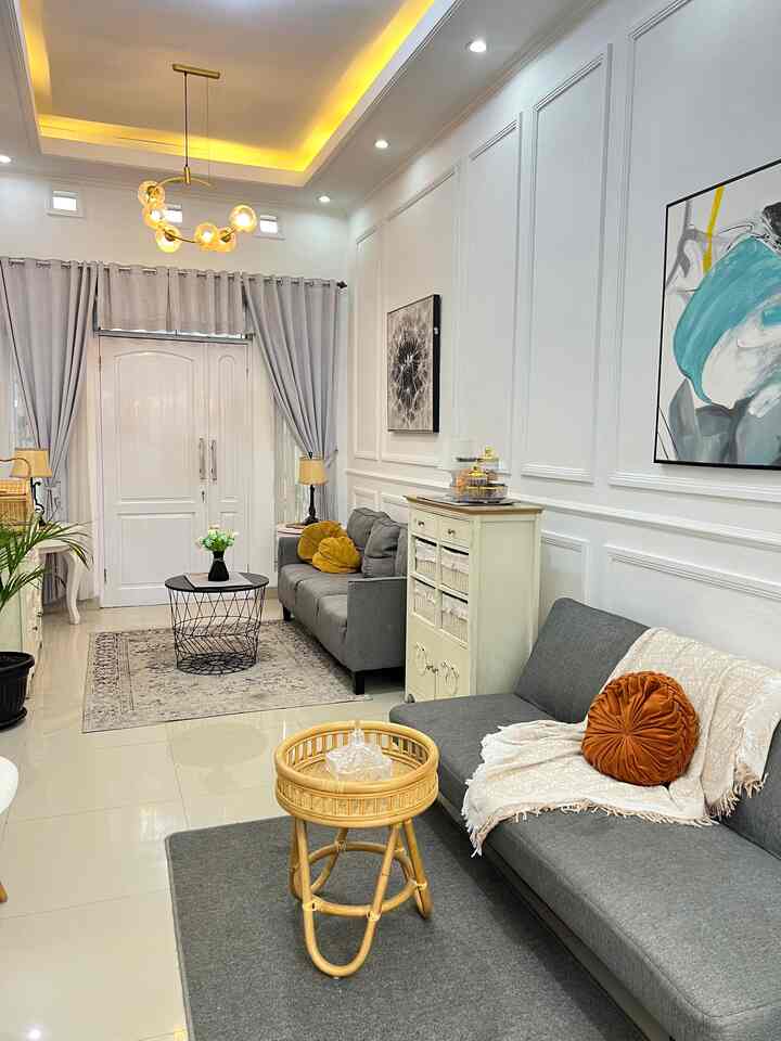Ruang tamu ini berukuran 3x6 meter open space dengan area ruang makan dan kitchen, untuk area ruang tamu ini lebih dominan putih dan furniture abu-abu dengan sentuhan wall moulding sehingga terkesan lebih luas aesthetik dan bersih.
#RumahOpenSpace
#RumahTanpaSekat
#RumahLega 
#RumahMinimalis
#wallMoulding
#AmericanStyle
#Sofa
#lampugantung 
#HiasanDinding