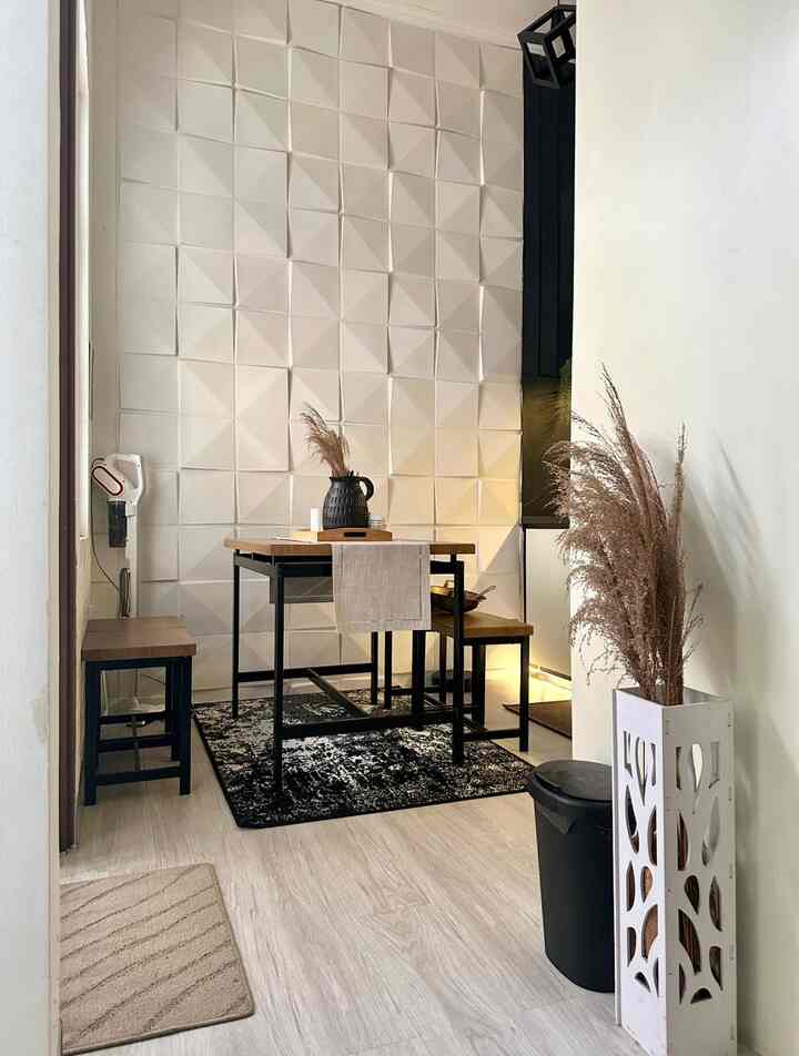 Dari ruang open space ini langsung menuju ke area dapur yang menyatu dengan area makan. Kalo dijadikan satu seperti ini memudahkan kita untuk menyiapkan makanan juga

#kitchen #areamakan #kitchendining #rumahminimalis #monochromepallete #rumahmodern 