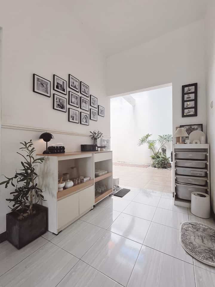 ✨Gallery Wall 
Lorong di depan kamar mandi ini sebenarnya area penghubung antara living room & dapur.  Untuk memanfaatkan ruang, kami mencoba mendekornya seperti gallery wall yang penuh foto kenangan. 

Agar area bawah dinding lebih bermanfaat, kami menambahkan kabinet yang ukurannya sesuai. Sehingga dalam 1 area ini terdapat banyak storage yang bermanfaat. Ini kami gunakan untuk penyimpanan perlengkapan makan &  grocery stock.

Semoga bisa menginspirasi ✨

#Gallerywall #hallway #lorongdapur #kabinetdapur #storage #framefoto #walloffame #rumahminimalis #dekorasidinding #dekorasirumahminimalis #