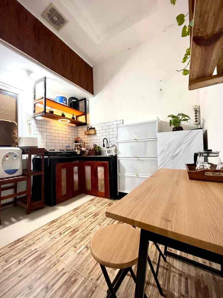 Hi, semuanya😍 Welcome at Kitchen and Dining Style ala simonacasa, Alhamdulillah 80 % dapur mungil kami belum rampung 😀

Konsep Kitchen and Dining Style kami bernuansa Industrial Klasik, Meski rumah kecil tapi tetap bisa estetik dong🥰

Btw, semua renovasi dilakukan oleh suami sendiri Masya Allah Alhamdulillah, jadi tampak lebih luas padahal aslinya compact banget😁

Semoga menginspirasi kalian ya, karena semua bisa dilakukan asal kita punya niat dan usaha tekun 😇

#KitchenSet
#KitchenSetMinimalis
#PlavonGypsumBoard
#warnarumah 
#catmerkpropan
#wallpaperdinding
#wallpaperEstetik
#WarnaCatRumah
#RuanganTerbatas
#RuanganCompact
#RuanganMungil
#ruangankecil 
#mejamakan 
#mejamakanminimalis
#MakeOverDapur
#StylingDapur