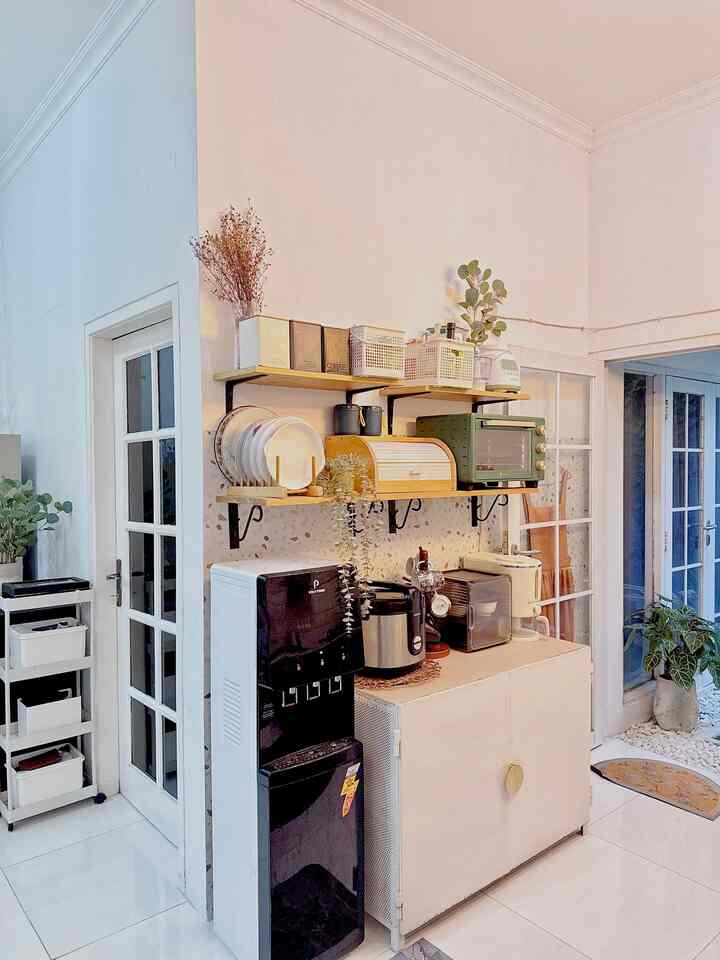 🎀 Memanfaatkan dinding dapur 🎀

Luas dapurku hanya 220x220cm, sebenarnya agak sempit mengingat ruangan ini adalah “kantor”nya ibu-ibu yang setiap hari pasti digunakan.
Belum lagi perabotan dapur yang cukup bulky dan peralatan makan yang banyak.
Karena kitchen cabinetku hancur dimakan rayap dan tidak memungkinkan untuk menaruh lemari besar karena lahan yang tidak cukup memadai, aku menyiasatinya dengan memanfaatkan dinding dapur sebagai area penyimpanan sekaligus spotlight dekorasi dengan menggunakan ambalan dari kayu jati belanda yang divernish natural.
Dengan biaya yang hanya ratusan ribu, sangat hemat dibanding dengan menggunakan kitchen set dengan bahan yang masih mungkin dihinggapi rayap.
Cita-citaku nantinya adalah mengganti ambalan-ambalan ini dengan kitchen set berbahan alumunium karena rumahku rawan rayap, tapi untuk saat ini menurutku menggunakan ambalan seperti ini sudah sangat cukup dan membuat dapurku agak unik, dan budget pembuatan kitchenset alumunium masih belum terjangkau oleh kami 🫣
Jika budgetnya terbatas, kita harus pintar mencari ide supaya rumah tetap cantik dan berfungsi maksimal, salah satunya dengan berselancar di sosial media untuk mencari inspirasi, salah satunya di ohouse ini ✨

#rumahminimalis
#RumahCantik
#Dapur
#Kitchen
#KitchenDecoration
#Ambalan
#AmbalanDinding
#DekorasiDinding
#Storage