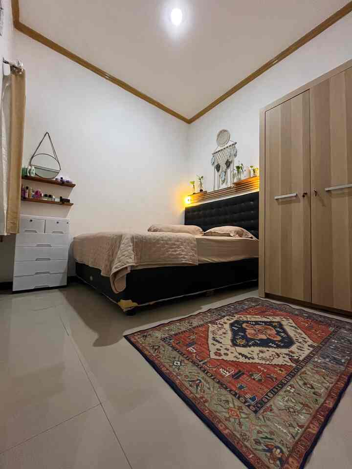 Hi, semuanya 😍 Welcome at Bedroom simonacasa, ini adalah kamar utama kita, yang lumayan compact juga ya😁

Alhamdulillah masih bisa kita dekor biar tampak lebih luas, ukuran kamar 3*3 meter ini bisa muat kasur ukuran 160*200, 2 lemari, dan 1 rak hias make up🥰

Semoga menginspirasi 😇

#bedroomstyle
#kamartidurutama
#dekorruangtidur
#dekorkamar
#kamartidurcompact
#dekorkamarestetik
#bedroom
#kamartidur 
#kamartidurpasangan 
#kamartidurestetik
#gayakamartidur 
#bedroomaesthetic
#tempattidur 
#bedcoveraesthetic
#bedcover
#macrame 
#cerminbulat 
#cerminrias 
#lemarikayu 