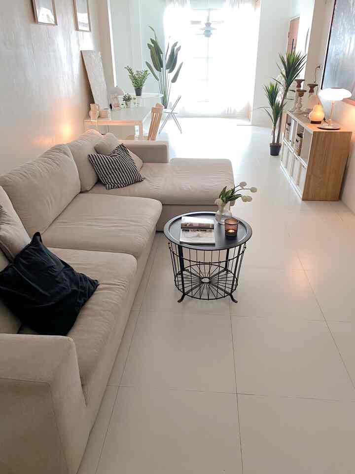 Livingroom aku ini bertema minimalis dengan dominan warna putih..aku hanya menambahkan sedikit warna lain seperti kayu dan hitam..beberapa pohon artificial berwarna hijau dan lampu meja berwarna warm membuat ruangan menjadi lebih cozy :) #warnacatrumah #cat #rumahopenspace #rumahtanpasekat #rumahlega #homeinspo #minimalistlivingroom #livingroomdecor