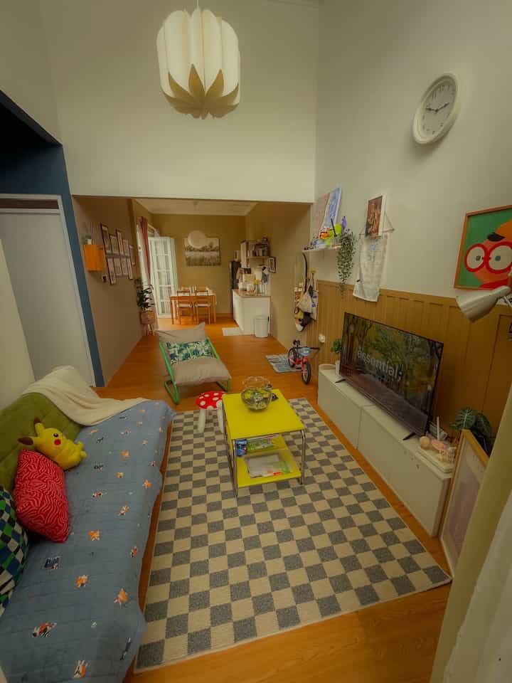 Open space dirumahku buka pintu langsung segaris dari living room sampai dining & kitchen area. Tetap nyaman dan terlihat lebih lega.

#lantaivynil #pendantlampikea #kursiikea #wallbatten #ruanganterbatas #rumahcompact #rumahmungil