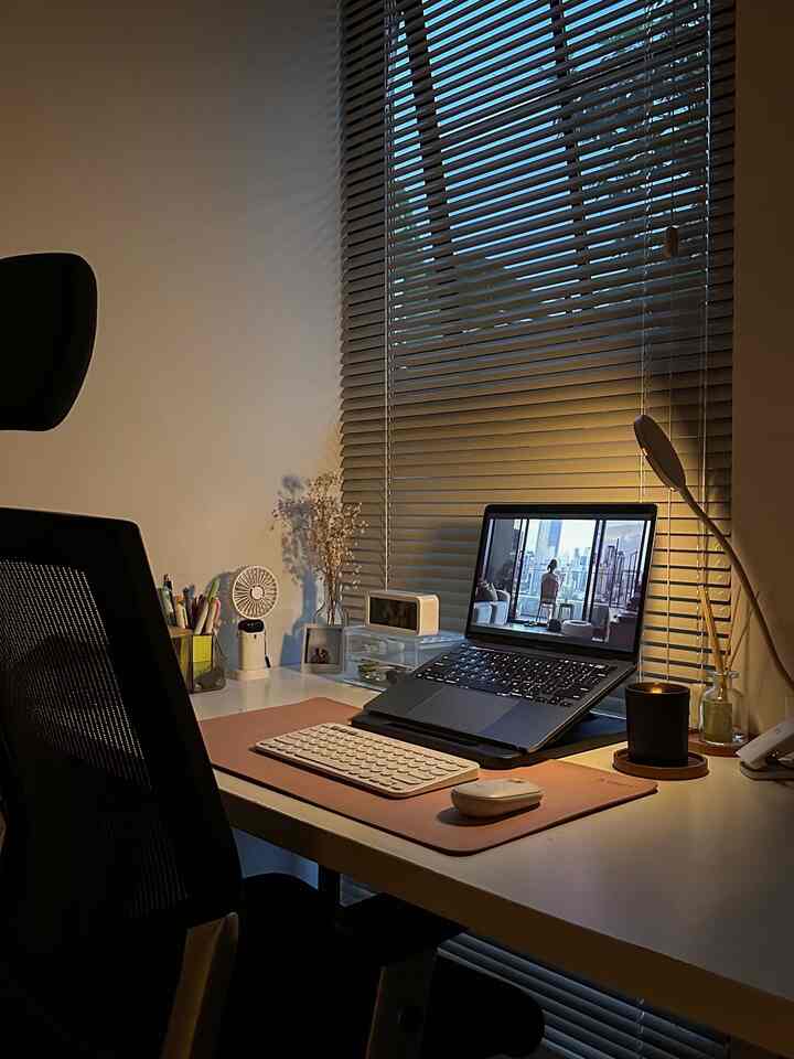 Home office / study room yang rapi dengan suasana cozy ternyata ngebantu banget menciptakan suasana yg lebih tenang saat kita bekerja, agar lebih produktir dan tidak banyak distraksi 🛋️💻👩‍💻

#homeoffice #studyroom #cozyhomeoffice #homeofficeminimalis #workfromhome