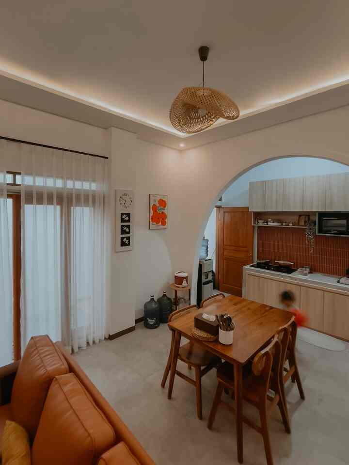 Even though the space is one, it has many functions!

This open space concept is the right choice for us who like a warm and connected atmosphere.
Starting from chatting casually on the sofa, continuing to eat together in the dining area, to cooking while still being able to join in the conversation. Everything feels spacious and alive!

The types of comfortable houses are not about size, but how each corner can be connected to each other. Agree?

#hanginglamp #mejamakan #vitrase #hiasandinding 
#OpenSpaceHouse
#HomeWithoutPartitions
#SpaciousHouse
#homeliving #openspaceconcept #livingroomideas #diningroomdesign #kitcheninspo #rumahidaman #openplanliving