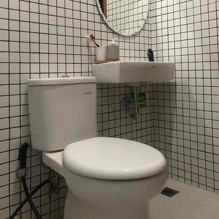 Mini Bathroom
Walau ‘mini’ dan terbatas, tapi kamar mandi juga harus dibuat senyaman mungkin dan se aesthetic mungkin

Kamar mandi _rumahkotak_ dibuat bertema white minimalis yang diharapkan ketika ada orang masuk terasa nyaman

#MiniBathroom
#KamarMandiMinimalis
#KamarMandiKecil
#AestheticBathroom
#WhiteBathroom
#KamarMandiPutih
#KamarMandiBersih