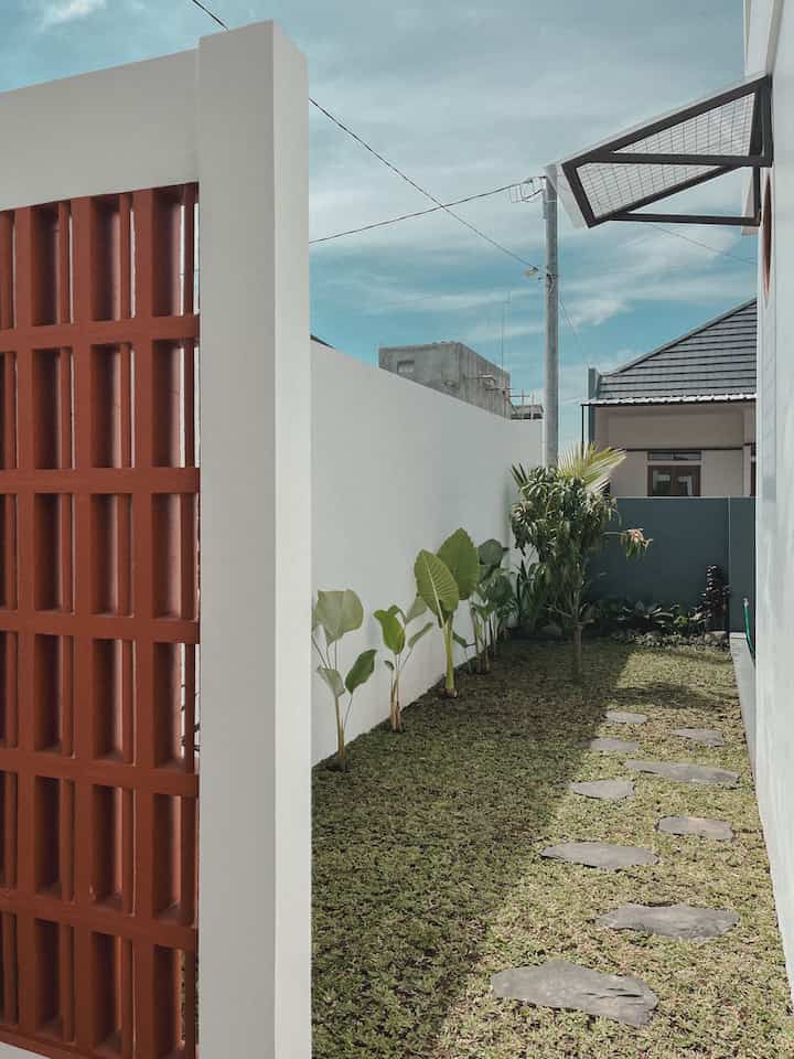 Sedikit sentuhan tropis, banyak rasa tenang.

Tropical garden ini jadi oase kecil di rumah—tempat paling pas buat lepas penat, nyeruput kopi, atau sekadar duduk diam ditemani suara dedaunan.

Tanaman rimbun, elemen natural, dan suasana teduh bikin area ini nggak cuma cantik dipandang, tapi juga bikin hati adem.

Masih proses nyicil tanam sana-sini, tapi pelan-pelan wujudnya mulai terasa… rumah tropis impian!

Slide 4&5 foto before nya. 

#tropicalgarden #homeliving #rumahminimalis #tamanrumah #rumahimpian #tropicalvibes