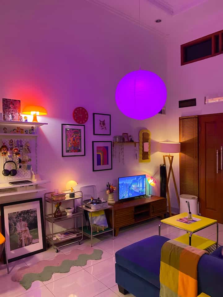 Suasana malam hari di salah satu angle ruang tamu kami ✨

Untuk pencahayaannya memang terlihat unik karena kami mencoba menghidupkan suasana hangat nan romantis, berkat lampu LED yang bisa diganti warna cahayanya sesuai mood 💜

#LampuEstetik #MoodLamp #LampuRuangTamu #KarpetEstetik #SelimutSofa #LivingRoom #RumahOpenSpace #midcenturymodern