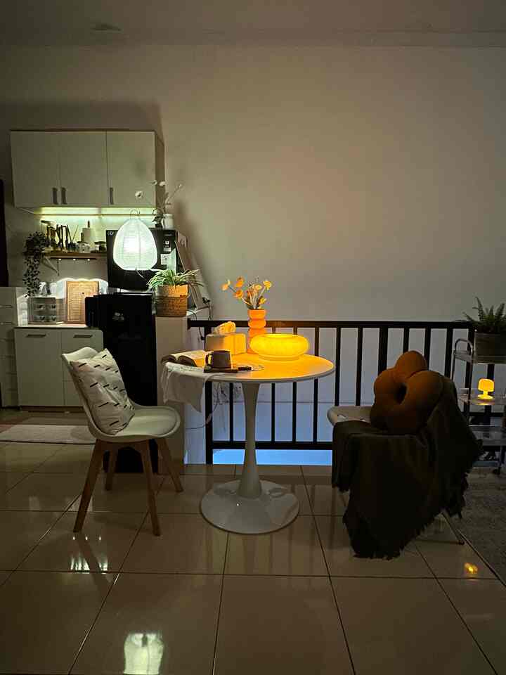 Dining room styling ala rumahaio 💕 

#mejamakan #kursiaesthetic #moodlamp
#lampuakari #bantalbunga #throwblanket #vasbunga #tissuebox 