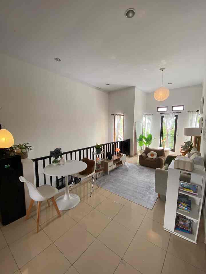 Rumah open space siapa takut 😍 kalau menurut aku jd terlihat lega loh, sinar yg masuk pun jd lebih banyak dan bikin rumah terang 

#karpetruangtamu #raktv #lampugantung #moodlamp #mejamakan #kursiaesthetic #sofamini #standingfloorlamp #vasbunga #flowerpillow #rumahtanpasekat #rumahlega #rumahopenspace 