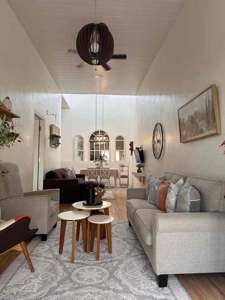 Ruang tamu, ruang keluarga, dan ruang makan yang selaras dan tanpa sekat sengaja dibuat agar rumah terasa nyaman di area minimalis. Bahkan, di salah satu sisi ruang makan sengaja ditambahkan cermin agar keseluruhan ruangan tampak lebih luas dan lega. 

#guestroom #ruangtamutanpasekat #rumahopenspace #rumahtanpasekat #rumahlega #modernfarmhouse #bandaaceh #plavonpvc #lantaikeramik