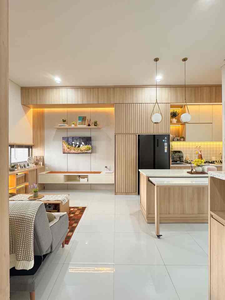Kalo ditanya, ruangan apa yang bikin aku betah berjam-jam disitu.. 
Jawabannya adalah Living Room open space ini! Seneng deh rumah jadi keliatan luas, nyambung sama dapur jadi win-win solution buat aku yang masih punya bocil! Bisa jaga anak sambil masak dan beberes juga🤣🙌
Semoga terinsipirasi dengan konsep open space ini yaaa~
#RumahOpenSpace #RumahLega #RumahTanpaSekat #InspirasiKodeHPL #InspirasiBackdropTV