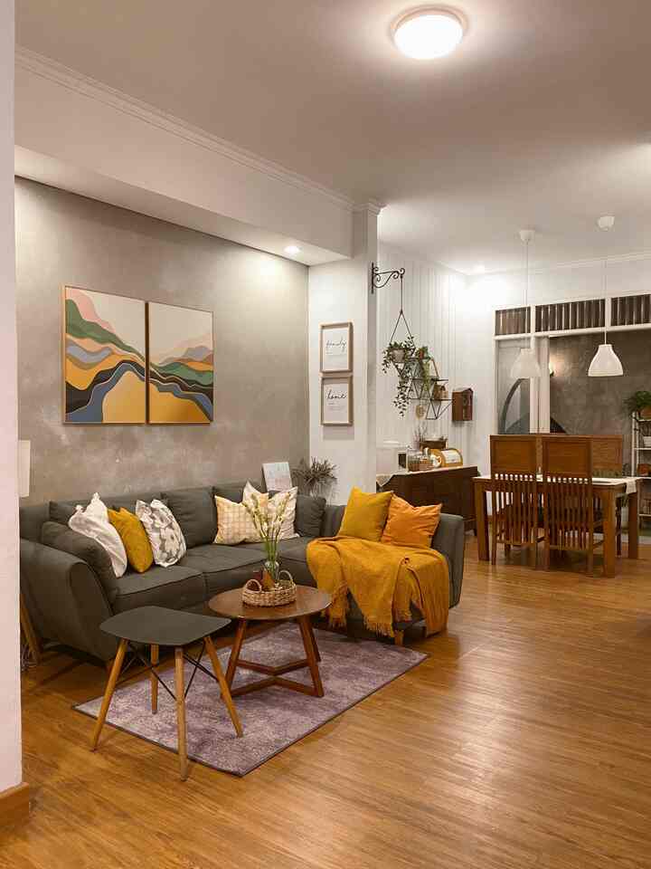 Salah satu cara menyiasati lahan terbatas adalah konsep open space supaya rumah terasa lebih lega. Dari entrance rumahku bisa langsung terlihat area ruang tamu, ruang makan dan juga taman indoor, namun untuk dapur berbelok sedikit ke samping ruang makan agar sedikit tersembunyi, namun tetap tanpa sekat. Kalo kamu suka juga nggak dengan konsep open space? ✨ #LivingRoom #SofaMinimalis #woodencoffeetable #wallart #hiasandinding #stoolminimalis #RumahOpenSpace #RumahTanpaSekat #RumahLega