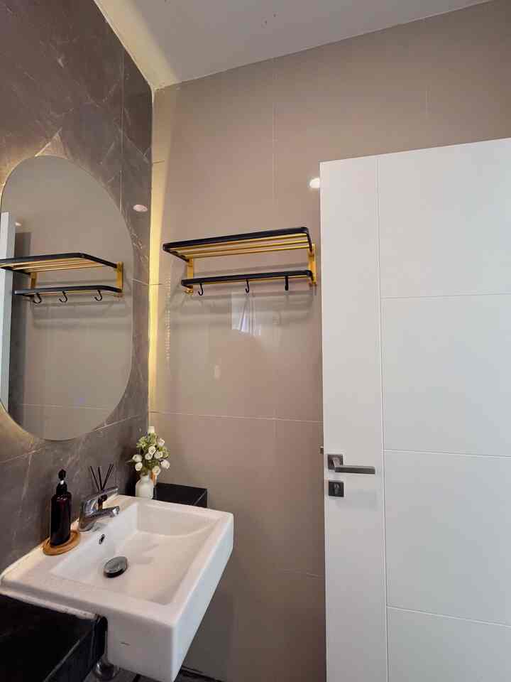 Kamar mandi utama^^

Halo tetangga O!house🩵

Kenalin ini salah satu kamar mandi di rumah kami, letaknya ada di lantai atas dan ukurannya 2x1meter.

Kamar mandi bawaan developer yang aku sukaaa bangett🥰

#KamarMandi #KamarMandiMungil #KamarMandiEstetik #KeramikDinding #Bathroom