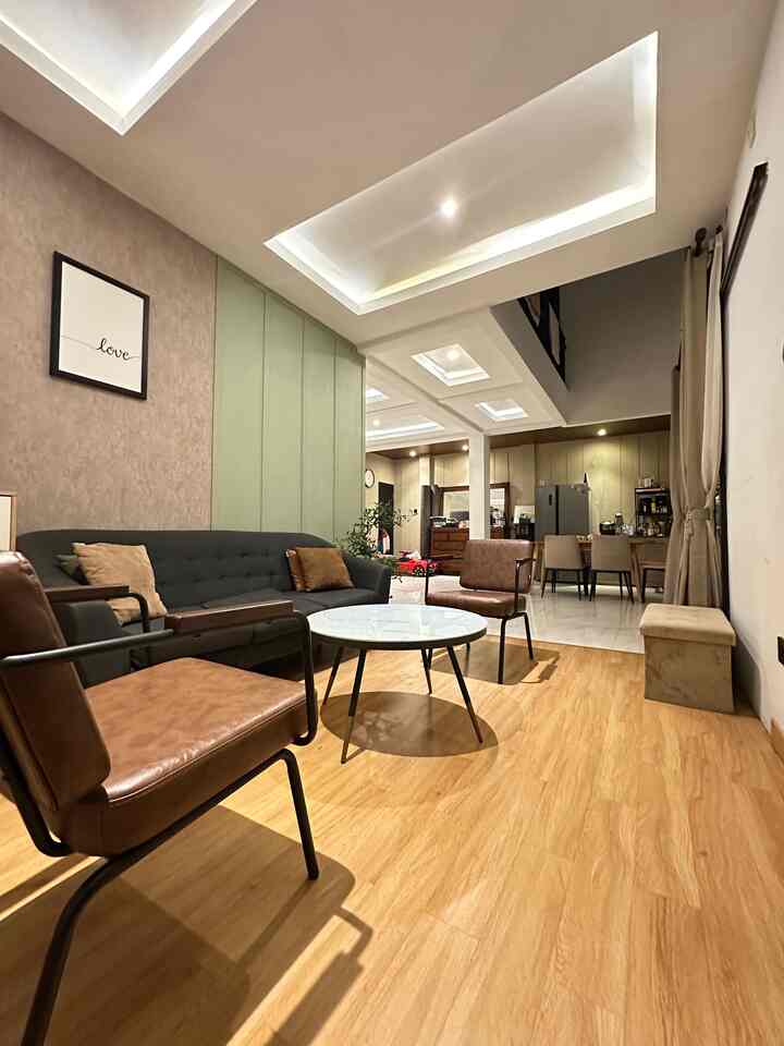 Hi Tetangga

Living room yang menyatu dengan ruangan lain nya membuat kesan lebih luas dan besar. Tanpa perlu sekat, gampang untuk ganti2 / geser furniture. 

Tapi bagaimana mensiasati agar klo ada tamu yang datang, tp bersamaan dengan keluarga kami yg sedang makan ? Jawaban nya, tergantung kategori tamu nya, kalau tamu nya kerabat dekat tdk masalah masuk ke area ini, tapi jika memang kerabat yg tdk dekat, maka kami arahkan ke teras samping , agar privacy keluarga tetap terjaga 🥰

#spc #wallbaten #void #catantibacterial #wallpaper #catwarnasage #RumahOpenSpace #RumahTanpaSekat #RumahLega