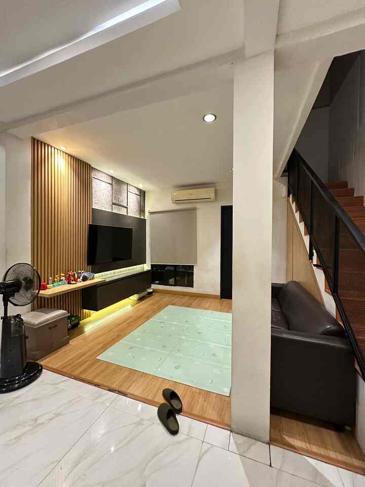 Area favorite keluarga yang bersebelah dengan ruang tamu, dan area lainnya.  disini kami bisa nontov tv bersama, bisa bermain dengan bungsu kami yang masih balita.

Di area bawah tangga kami fungsikan untuk area penyimpanan, kami custom sesuai space yang kami butuhkan. 

#spc #spotlight #wallpanel #taco #lemaribawahtangga #RumahOpenSpace #RumahTanpaSekat #RumahLega