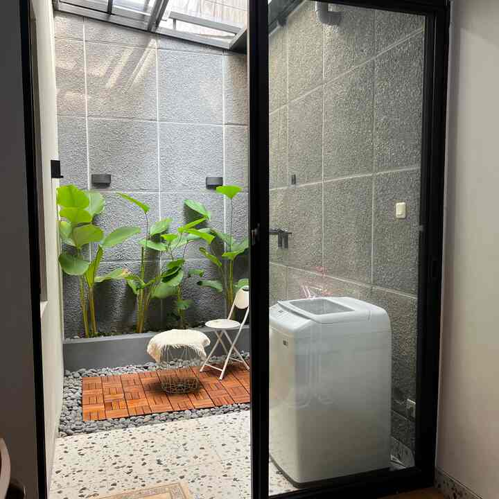 Dengan ukuran rumah yang cukup compact, kami pengen tetap ada sentuhan hijau di dalam rumah. Jadilah taman belakang ini! Dindingnya kami finishing kamprot, lalu ditanami calathea yang perawatannya gampang banget. FYI, baru 2 bulan tanam udah setinggi ini, padahal awalnya pendek banget. Kalau nanti makin tinggi, mungkin bakal kami ganti tanamannya. Ada ide tanaman apa yang cocok?

Selain itu, kami juga pakai decking kayu dan batu koral supaya suasananya makin adem dan natural. Oh ya, taman ini juga kami tutup pakai atap sliding, jadi bisa dibuka-tutup kalau hujan. Nggak takut kehujanan deh~
Itu dia cerita taman mungil kami, semoga bisa kasih inspirasi ya! 🍃

#AreaVoid #TamanSamping #RuangCompact #RumahMinimalis #OpenSpace #Void