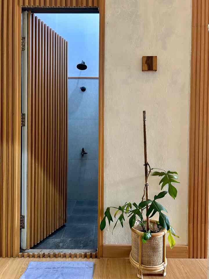 Sedikit perubahan di area kamar mandi, salah satunya ada di pintu kamar mandi yang sebelumnya polosan, ada bolong juga.
Saat itu ngide pasang sticker sendiri, tapi ternyata gagal 😬 (slide 2).
Dan tidak menyerah, akhirnya pasang wall panel di area pintu kamar mandi, dan memasang lis edging diatas granit kamar mandi agar ada variasi dan lebih estetik ✨

#WPC #CatRumah #FrameSaklar #PotRotan #LantaiSPC #RenovasiKamarMandi #BathroomMakeOver #InspirasiKamarMandi